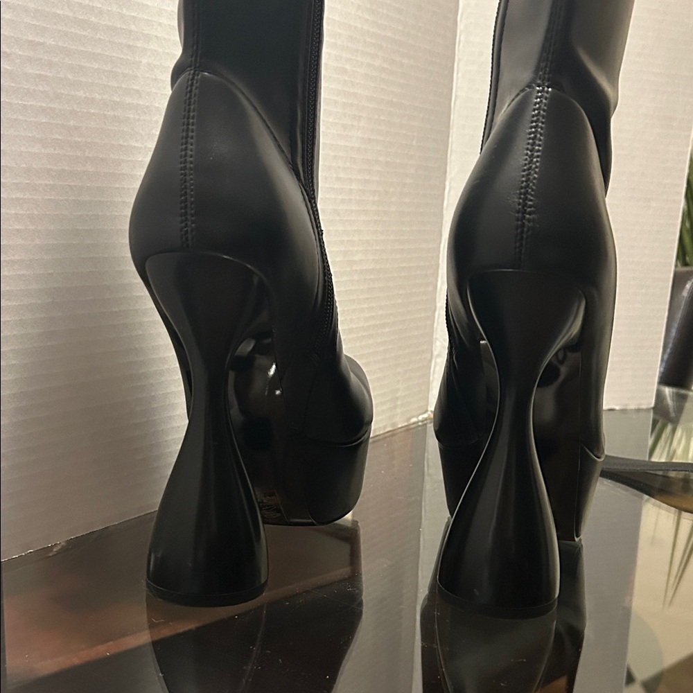 Chic Black Heeled Boots - Picture 3 of 5
